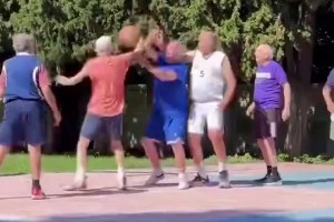 想象一下等咱七老八十 有一群老伙计一起打球那该多好