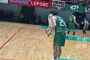 联赛惊现跨越全场绝杀，后场抡臂一甩三分命中。