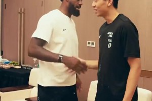 崔永熙调侃詹姆斯：老詹，再来五年！老詹听后摇了摇头：NO！