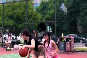 好家伙真背打啊！两位打篮球的小姐姐在野球场蛮力背打进内线