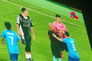 看到李晓旭踹郭艾伦 裁判尼古拉斯-赵四不答应了直接拽二哥衣领