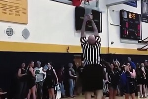 当篮球卡在篮板后边，裁判用我没想到方式取了下来。。。