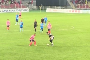 逗比哈！郭艾伦参加名人足球赛 直接拿起足球运到禁区被二哥撂倒