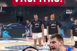 这是发生了甚么？约基奇突然给队友约维奇来了一下，表情不太对劲