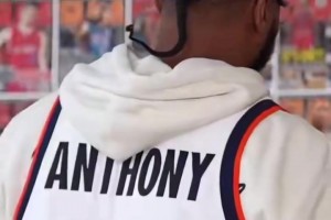 子承父业！基扬与老爹甜瓜同穿雪城大学球衣拍摄杂志封面！