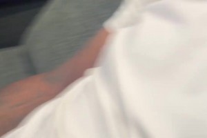 马布里晒和老婆汪妤凌秀恩爱配文：80岁也照样把你举起来！