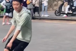 左撇子啊！男星张一山打篮球 这水平算得上野球场大腿吗？