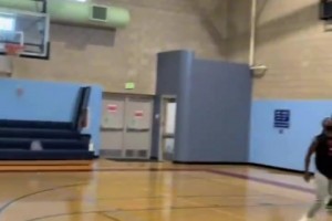 库里下赛季打球身上穿个游泳圈，方便裁判看有没有被侵犯圆柱体