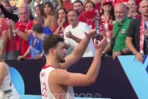 火力旺盛！申京此前赛后把最佳球员奖杯给了女朋友！