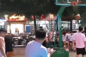 这到底是什么神仙进球？直接把防守人整懵了！