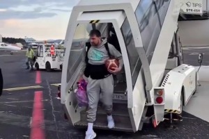 东契奇飞抵斯洛文尼亚：抱球回国获热烈欢呼 机场为球迷签名