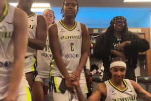 佩奇带领全队跳赛季“最后一舞” 李月汝在后排搞笑划水