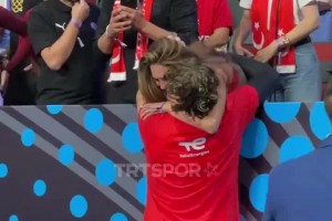 今天带伤出战！此前击败波兰后 奥斯曼和看台上的女友拥抱~