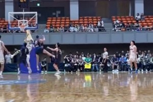 转会后首次代表上海比赛！张镇麟这隔扣，差点就砸进去了啊！