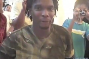 北京奥运会期间，波什和霍华德在中国吃汉堡，吸引大量关注！