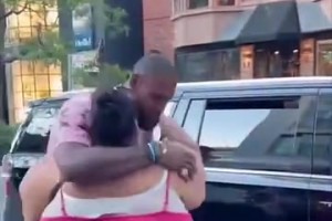 幸灾乐祸的追梦！名场面：和女球迷一比，詹姆斯追梦都变小只了！