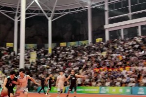 当中医来到岚皋村BA赛场，功夫篮球照进现实...