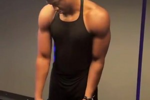 这么看白边是真壮啊！怀特塞德此前收到热火文化球衣！