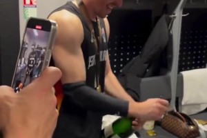 实至名归！施罗德荣膺MVP，德国队更衣室疯狂庆祝！