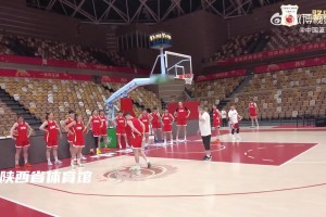 中国女篮在西安集训，2米24的张子宇这身高实在太扎眼了！