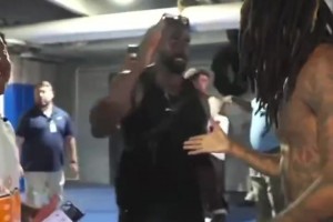 甲亢哥和莫兰特见面，并展示了自己的华为手机