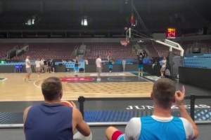 东契奇这手感是真恐怖！坐在场下板凳，随手一扔就进了