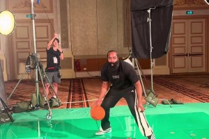 招牌动作必须整！登哥拍摄最新花絮，在摄影棚直接来一个后撤步~