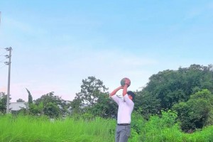 感觉投篮姿势像甜瓜！中年老哥西装暴徒跳投美如画