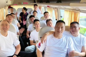 你认识几个哈？胡卫东和唐正东等老队友们出发去苏超开幕式~