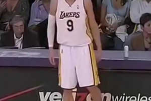 孙悦：在国内感觉自己身体不错，去了湖人后发现香农布朗在天上飞