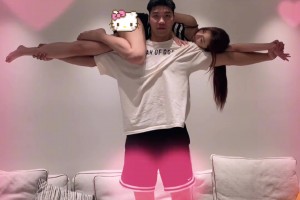 王增杰妻子晒十字举秀恩爱：他的表情好像不太高兴呢