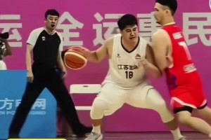 防守扯凳子犯规吗？这个进攻扯凳子谁犯规了呢？