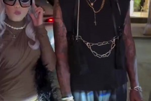 还是一样潮！网友街头偶遇罗德曼：这哪里像64岁的大爷啊？