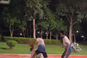 小伙你这是对人家妹子真下手啊，认真的防守才是最好的尊重