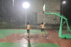 即分高下也决生死！某大学两位学生党无视大雨1v1单挑！