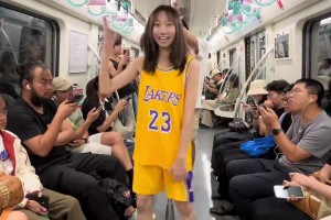 妹子你穿着老詹的球衣唱着库里之歌，在人群之中社牛死了