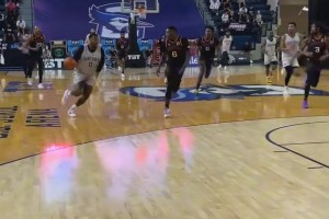 阿门跳起来以后，整个身体有一种独特的悬空感，很多年没见过了