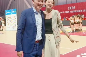 又一个岳父大人！此前深圳主帅郑永刚被高颜值女儿拉住在场边合影