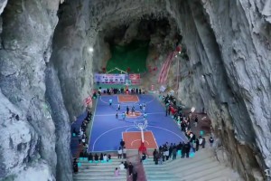 中国贵州喀斯特洞穴内的篮球场~