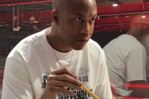 打篮球时没见你这么快呢！