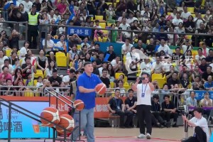 浙BA城市争霸赛金华VS庆元中场互动，“战神”刘玉栋下起三分雨！