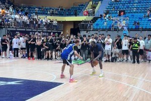 好惨！程鑫凯身穿普尔球衣，被追梦无情碾压得分，随后还被锁喉！