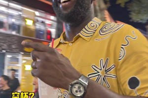 阳光大男孩！追梦格林带着老婆夜游衢州古城 边逛边吃蜜雪冰城