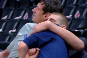 名场面：约基奇遇到大博班秒变“小鸟依人”，“娇妻”约老师！