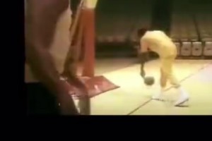 三分线勾手4连中？永远不要和张伯伦打赌！