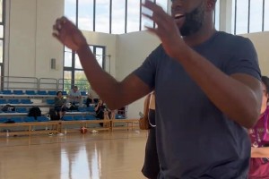 追梦认真指导小球员训练，这才是中国行的意义啊