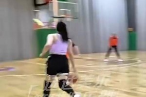 李梦这身材真是壮硕！穿着运动上衣，一条龙碾压上篮！