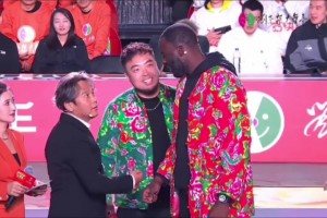 这个体型差绝了！宋小宝是不是在对追梦说：你个损色~！