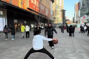 如果你走在大街上正面被人带球crossover虚晃 你会咋办