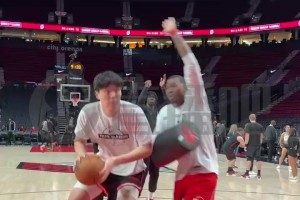 听声音强度还不小！杨瀚森赛前训练疯狂冲撞训练师练对抗